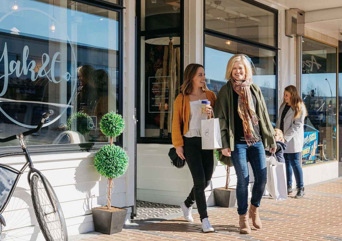 Shoppers in Taupo.  