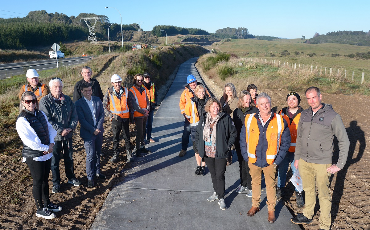 Mayor David Trewavas, councillors, contractors and staff at the ETA pathway opening.  